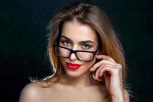 retrato de menina com óculos e lábios vermelhos foto