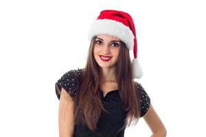 menina morena com chapéu de papai noel foto