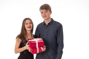 casal com presente nas mãos foto