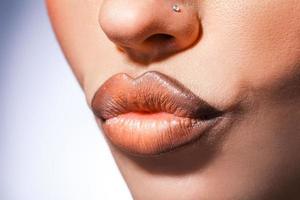 foto horizontal de lábios de mulher com batom