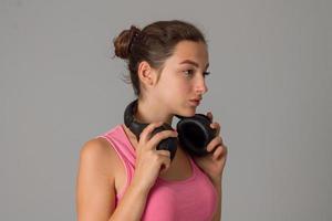 menina com fones de ouvido no estúdio foto