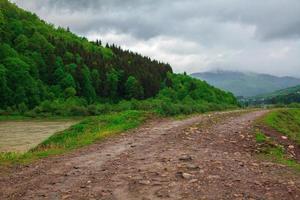 off-road nublado e chuvoso nas montanhas foto