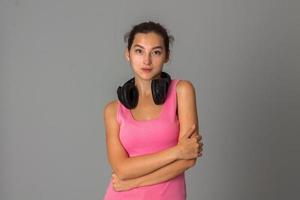 menina com fones de ouvido no estúdio foto