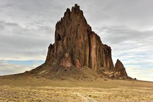 shiprock é um monadnock erguendo-se quase 1.583 pés acima da alta planície desértica da nação navajo no condado de san juan, novo méxico, estados unidos. foto