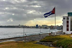 o malecón em havana. é uma ampla esplanada, estrada e quebra-mar que se estende por 8 km ao longo da costa em havana, cuba. foto