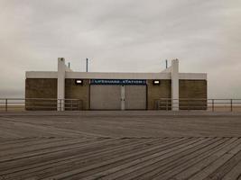 estação de salva-vidas no calçadão em coney island, brooklyn no inverno foto