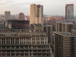 horizonte aéreo do centro da cidade de nova york à noite em direção ao pôr do sol. foto