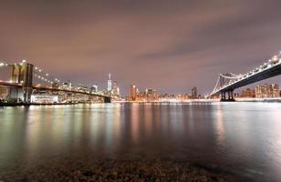 parque da ponte do brooklyn à noite foto