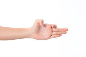 mão feminina estendida lateralmente com dedos retos e dedo indicador polegar dobrado isolado no fundo branco foto