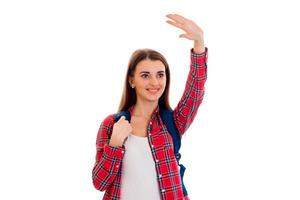 uma jovem alegre em camisa xadrez levantou a mão e sorriu foto