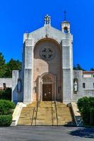 o monastério carmelita com vista para o oceano pacífico em carmel, califórnia foto