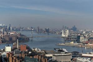 vista panorâmica do horizonte da cidade de nova york do centro de brooklyn. foto