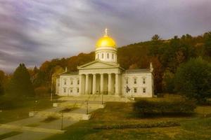 o edifício do capitólio do estado em montpelier vermont, eua. a atual estrutura revivalista grega é o terceiro prédio no mesmo local a ser usado como sede do governo. foi ocupada em 1859. foto