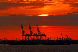 vista sobre o porto de nova york ao pôr do sol. foto