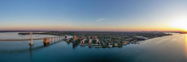 vista aérea da ponte throgs neck conectando o bronx com o queens na cidade de nova york ao pôr do sol. foto