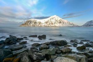 praia de skagsanden nas ilhas lofoten, noruega no inverno. foto