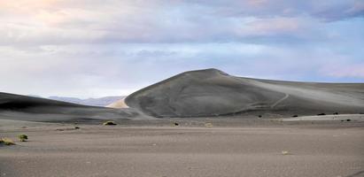 dunas de areia ao longo do deserto amargosa ao pôr do sol foto