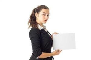 mulher de uniforme com cartaz branco nas mãos foto