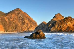 praia de pfeiffer ao longo do parque estadual de pfeiffer em big sur, califórnia. foto