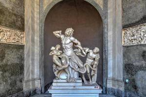 escultura e arte no museu do vaticano, cidade do vaticano, roma, itália foto