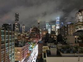 horizonte do centro de nova york em uma noite nublada e nebulosa de tribeca. foto