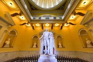 richmond, virginia - 19 de fevereiro de 2017 - monumento a george washington na rotunda do capitólio do estado de virginia em richmond, virginia. foto