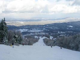 trilhas cobertas de neve em uma estação de esqui de inverno em vermont foto