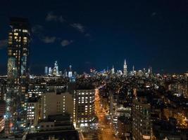 vista aérea do centro de manhattan do centro de manhattan, nova york à noite. foto