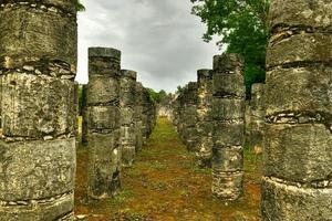 templo de los guerreros, templo dos guerreiros, chichen itza em yucatan, méxico, patrimônio mundial da unesco. foto