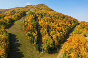 montanha colorida do esqui do caçador em upstate New York durante o pico da folhagem de outono. foto