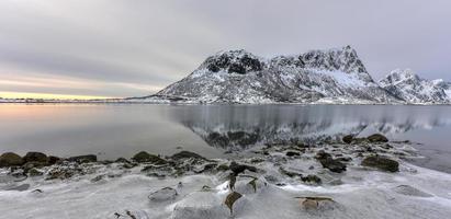 vagspollen reflexão ao nascer do sol nas ilhas lofoten, noruega no inverno. foto