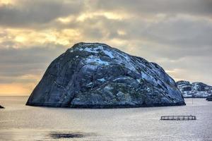 a cidade de nusfjord nas ilhas lofoten, noruega no inverno. foto