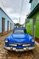 trinidad, cuba - 12 de janeiro de 2017 - carro clássico na parte antiga das ruas de trinidad, cuba. foto