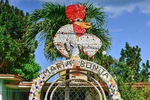 havana, cuba - 14 de janeiro de 2017 - bairro jaimanitas de havana, cuba, mais conhecido como fusterlandia pelos mosaicos coloridos. foto