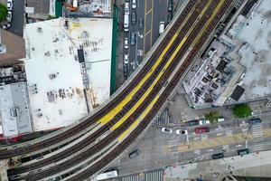 trilhos do metrô ao longo do sul do brooklyn, servindo coney island, brighton beach, ocean parkway e sheepshead bay. foto