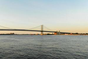 ponte benjamin franklin, uma ponte suspensa sobre o rio delaware, conectando filadélfia, pensilvânia e camden, nova jersey. foto