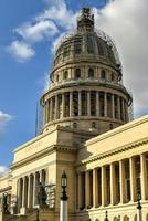 edifício da capital nacional em havana, cuba. foto