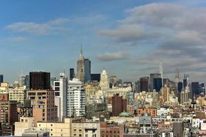 vista do horizonte da cidade de nova york em midtown manhattan em um dia ensolarado foto