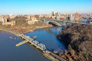 pontes henry hudson e spuyten duyvil abrangendo spuyten duyvil creek entre o bronx e manhattan na cidade de nova york. foto