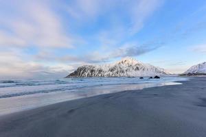 praia de skagsanden nas ilhas lofoten, noruega no inverno. foto