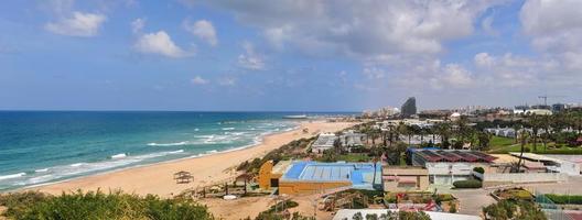 beira-mar e praia em um dia ensolarado em ashkelon, israel