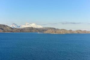 uma vista aérea das montanhas cobertas de neve das ilhas lofoten, noruega no inverno. foto