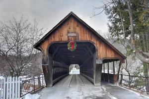 ponte coberta média em woodstock, vermont. foto