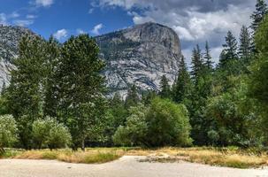 um prado de espelho seco durante o verão no parque nacional de yosemite, califórnia, eua. durante o verão, o prado se enche de água e se torna um lago mirrow. foto