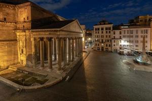 vista aérea da antiga igreja do panteão ao amanhecer em roma, itália. foto