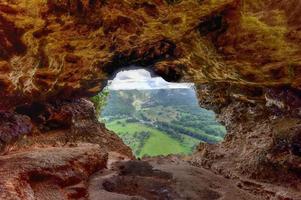 vista através da caverna da janela em arecibo, porto rico. foto