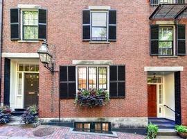 rua bolota em boston, massachusetts. é uma rua estreita pavimentada com paralelepípedos que abrigava cocheiros empregados por famílias em mt. Mansões de Vernon e Chestnut Street. foto