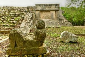 escultura de uma serpente emplumada na plataforma venus na grande praça de chichen itza, uma grande cidade pré-colombiana construída pelo povo maia em yucatan. uma das novas 7 maravilhas do mundo. foto