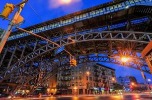 trilhos de trem elevados na estação de metrô 125th street e na broadway na cidade de nova york. foto