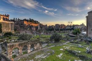 antigas ruínas do fórum romano de trajano em roma, itália foto